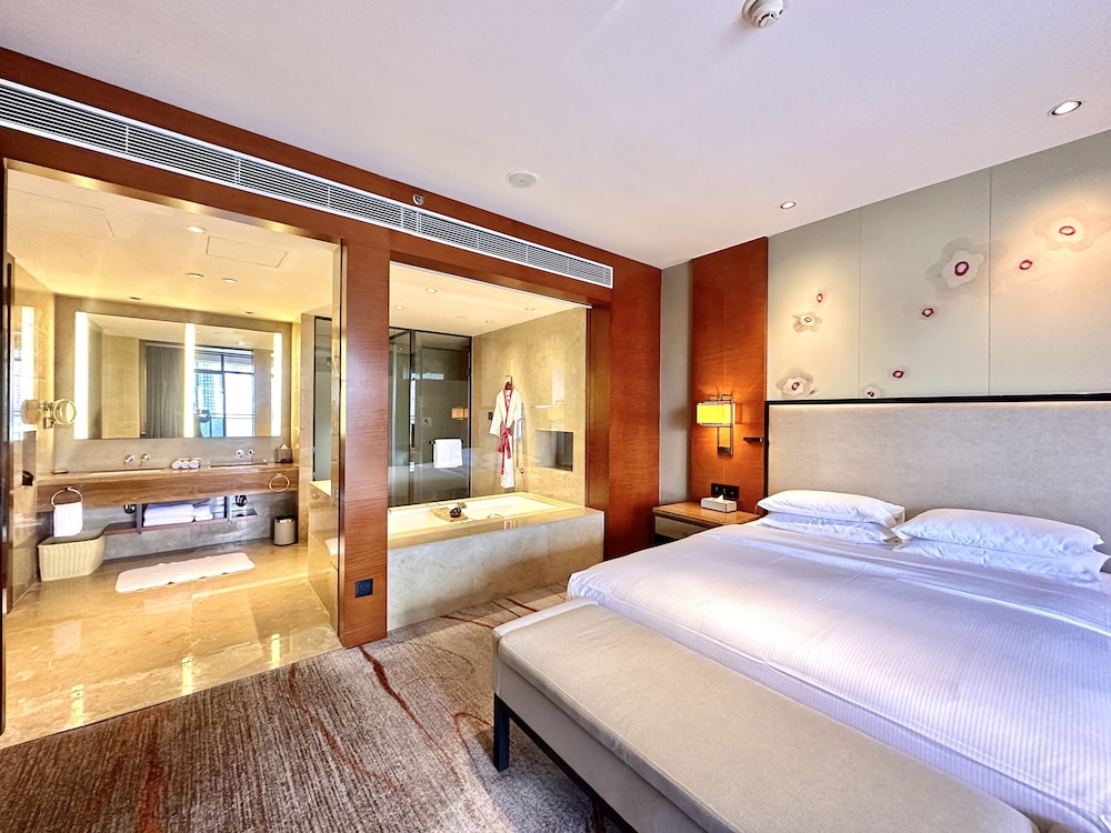 Corner Suite with Lounge Access