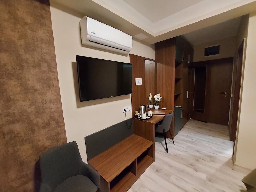 Deluxe Room, Non Smoking, Balcony photo 2