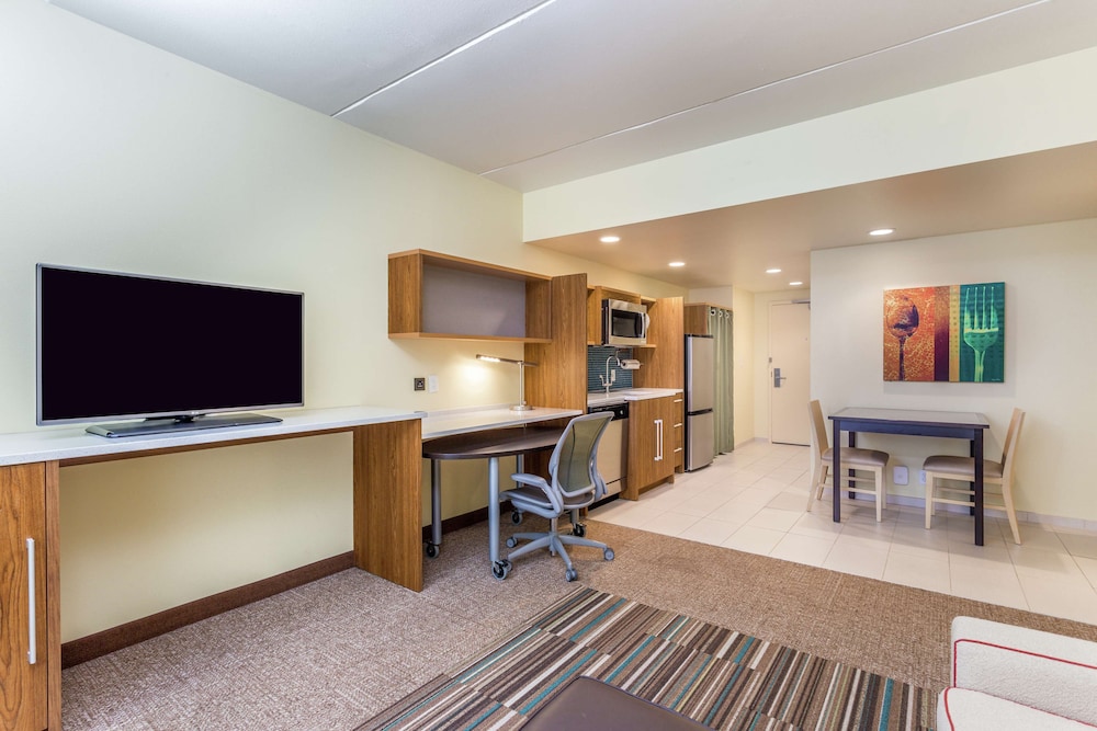 Queen One Bedroom Suite photo 1