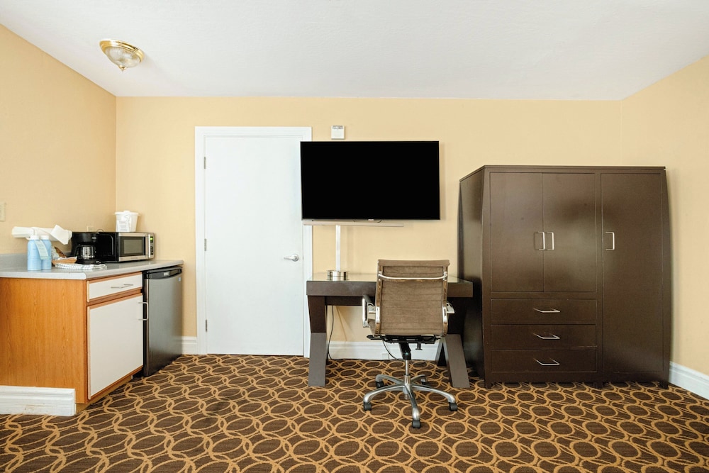 Studio Suite, 1 Queen Bed, Poolside (ADA) photo 2