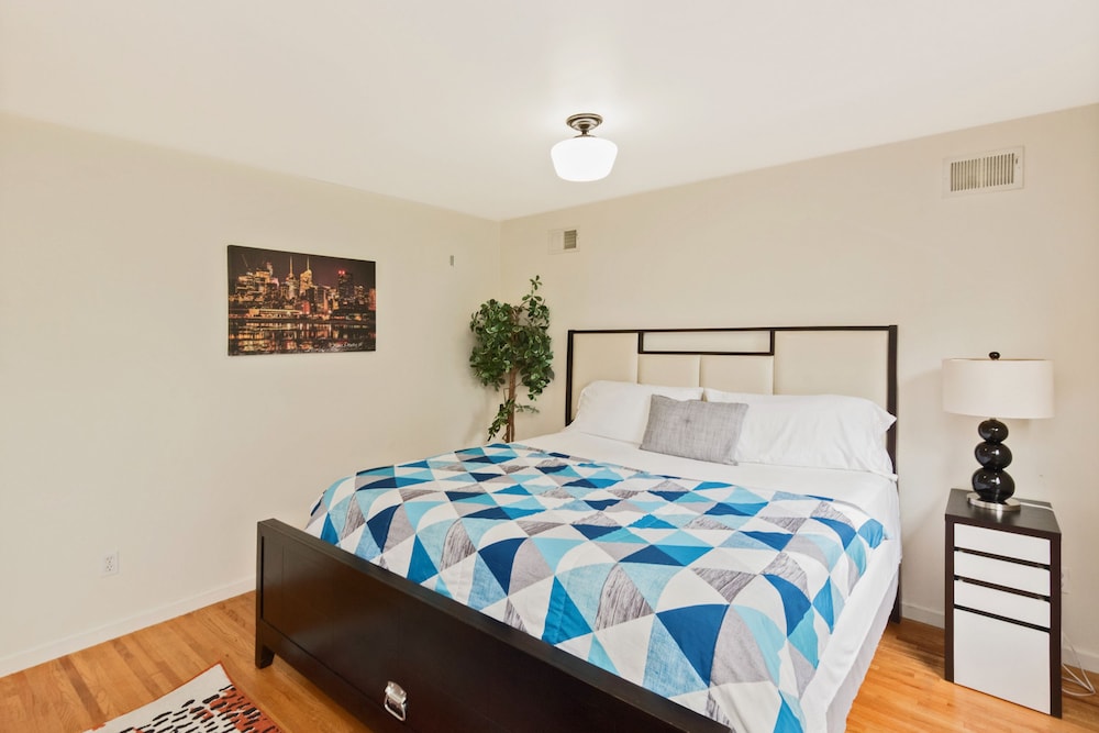 Executive Suite, 1 King Bed with Sofa bed, Non Smoking, Private Bathroom, Shared Kitchen photo 3