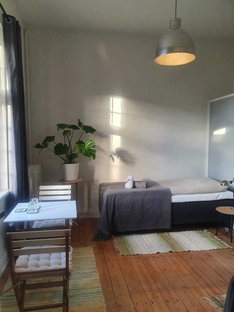 Premium Single Room, 1 Twin Bed, Park View, Garden Area photo 2