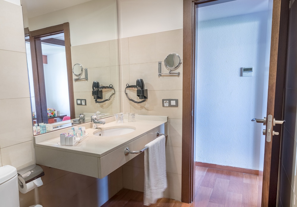 Double Room (2 adults and 1 child) thumbnail 6