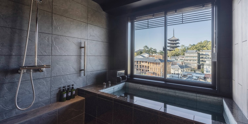 Suite Room with Private Bathroom - Temple View, Non Smoking - Photo 5