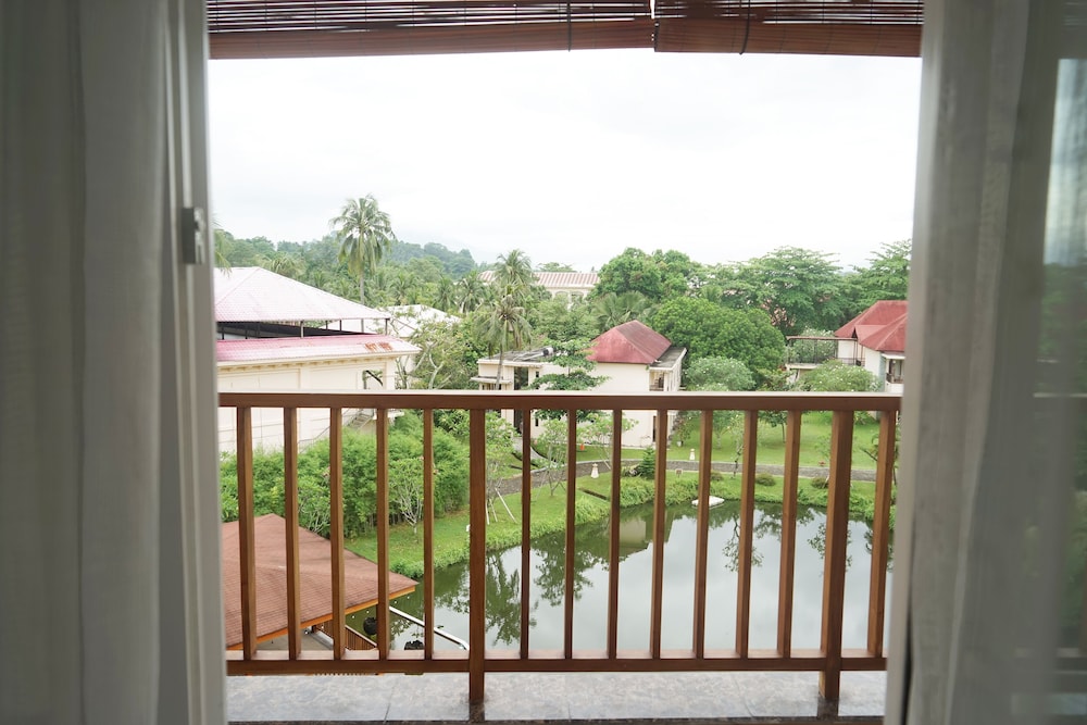 Deluxe King Room, Lake View photo 3