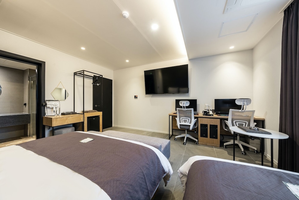 Premium Twin Room - Photo 8