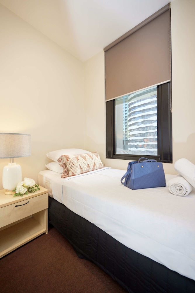 Two Single Bedroom Apartment - Photo 4