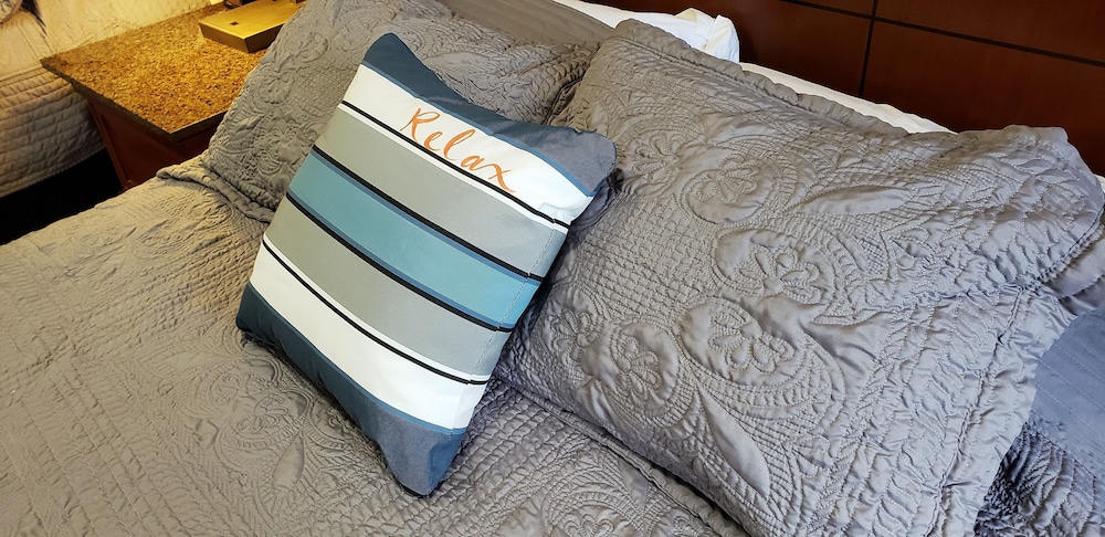 1 Queen Bed, Lakeside, Accessible photo 3