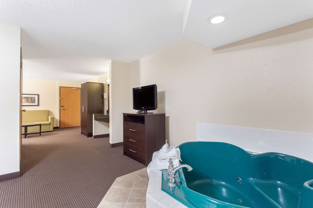 Superior Suite, 1 King Bed, Non Smoking - Photo 1