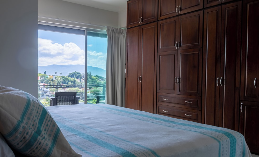 Deluxe Suite, City View