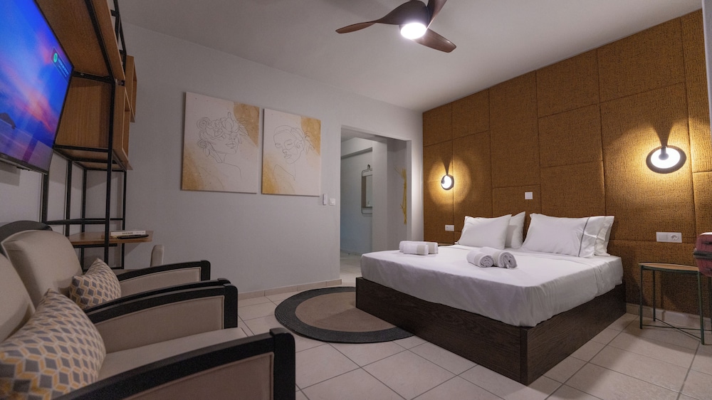 Luxury Suite, 1 Queen Bed, Balcony, Sea View