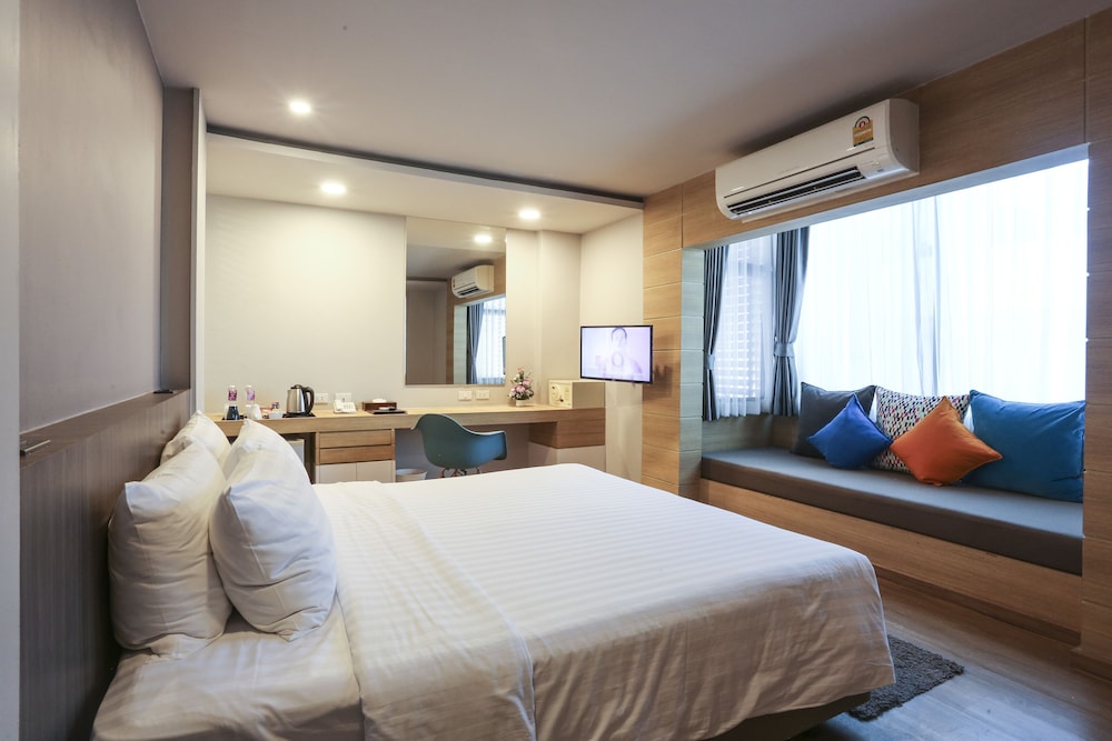 Deluxe Room, 1 King Bed (35 Square Metres) photo 2