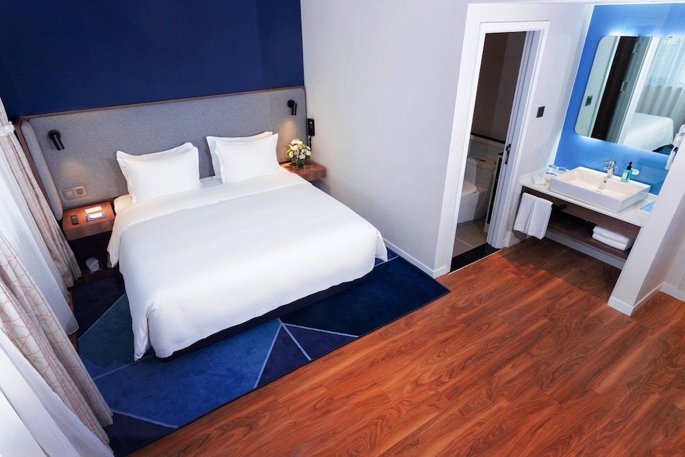 Standard Room, 1 King Bed, City View (High Floor)