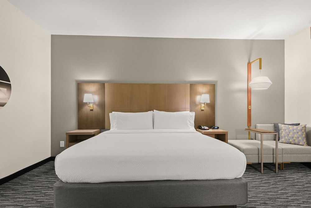 Standard Room, 1 King Bed, Accessible (Communications, Dining Area) photo 1
