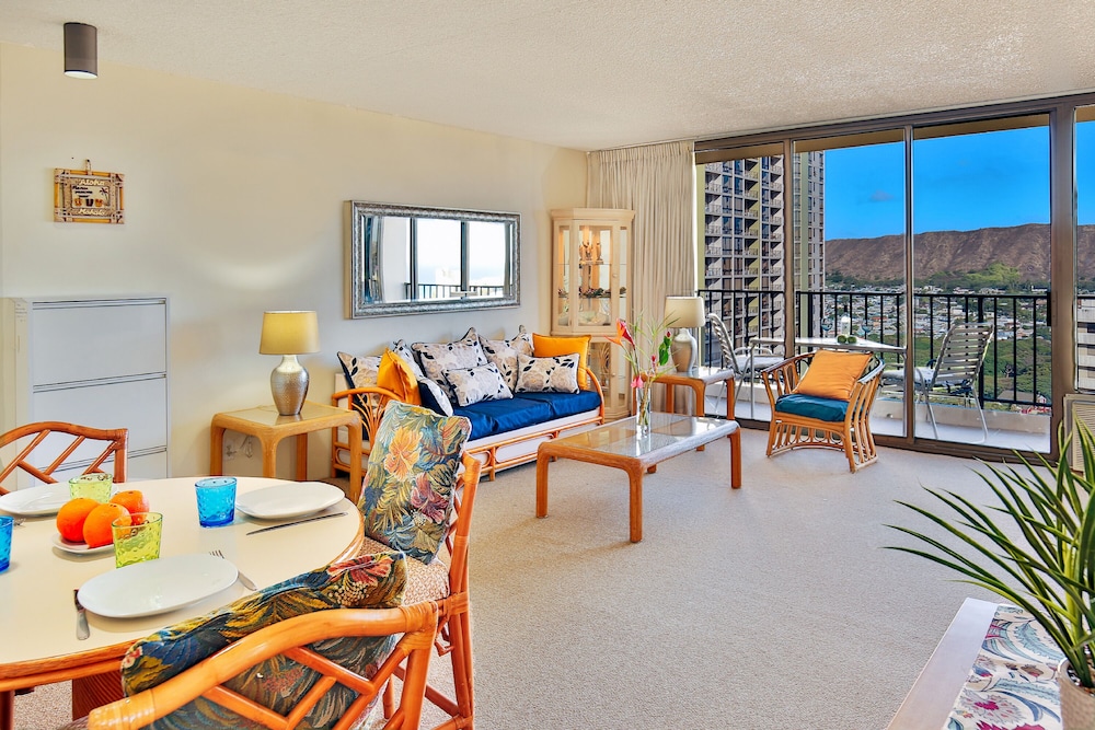 Diamond Head and Ocean views with King Bed and Parking: Apartment, 1 Bedroom, Balcony, Ocean View (0045) photo