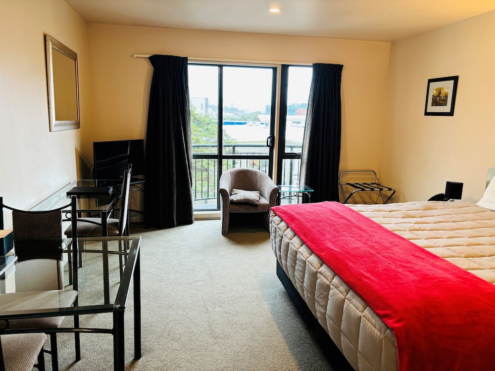 Classic Studio Suite, 1 King Bed photo 1