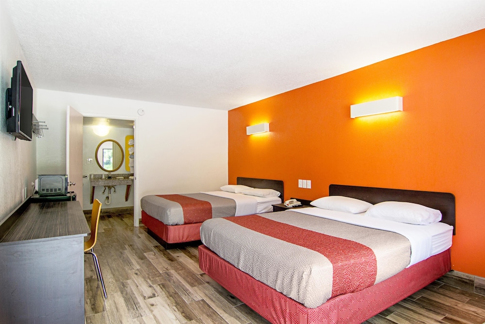 Deluxe Room, 2 Queen Beds, Smoking, Refrigerator & Microwave - Photo 2