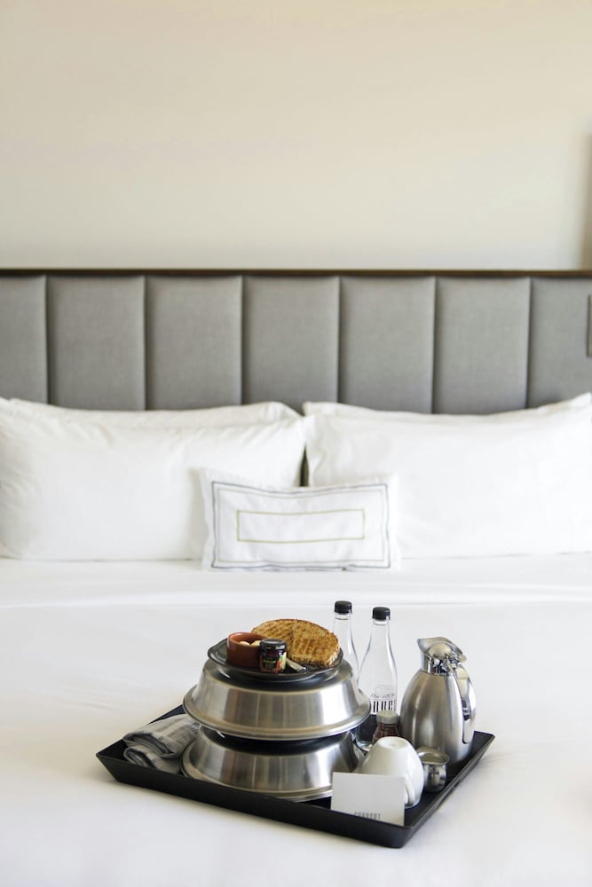 Deluxe Room, 1 King Bed photo 2