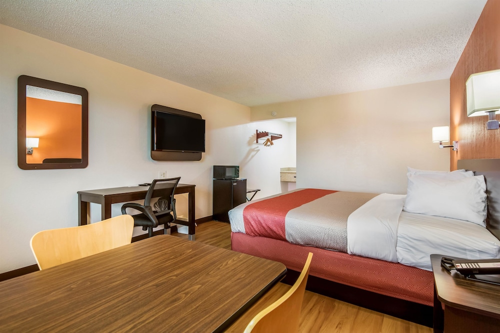 Standard Room, 1 King Bed, Non Smoking, Refrigerator & Microwave - Photo 4