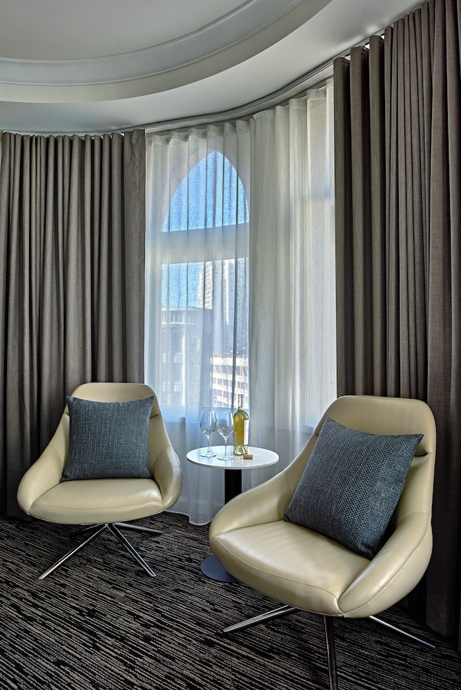 Junior Suite, 1 King Bed, City View, Corner - Photo 4