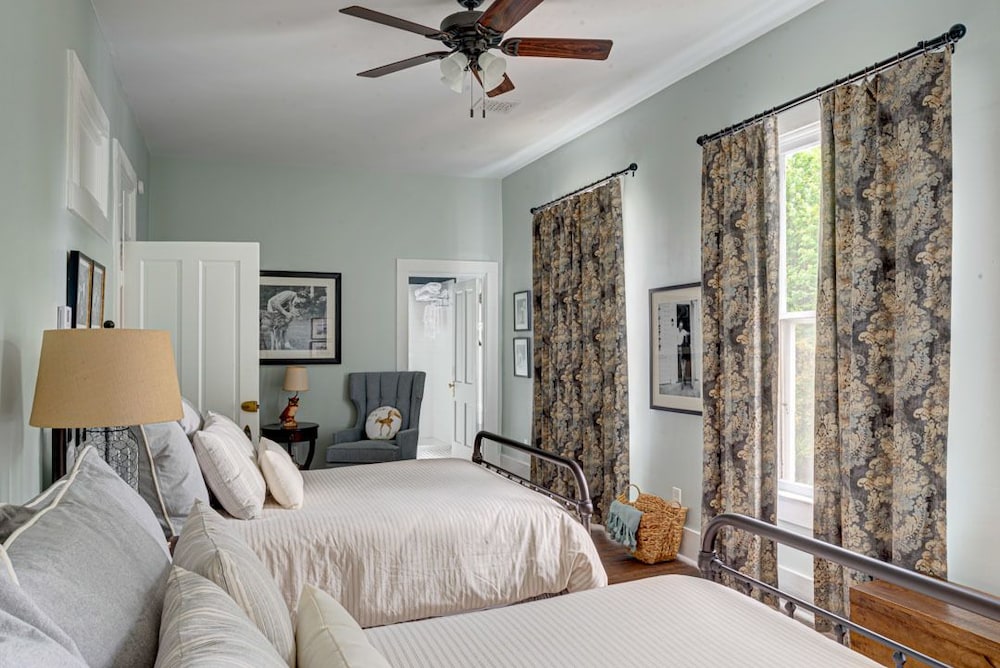 Classic Room, 2 Queen Beds, Partial Lake View, Garden Area photo 3