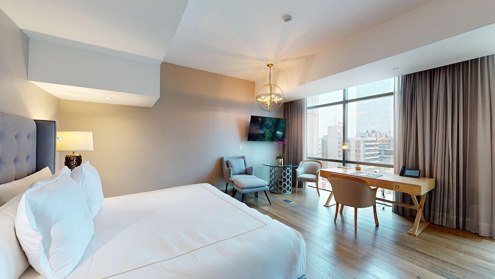Sky Suite, 1 King Bed photo 1