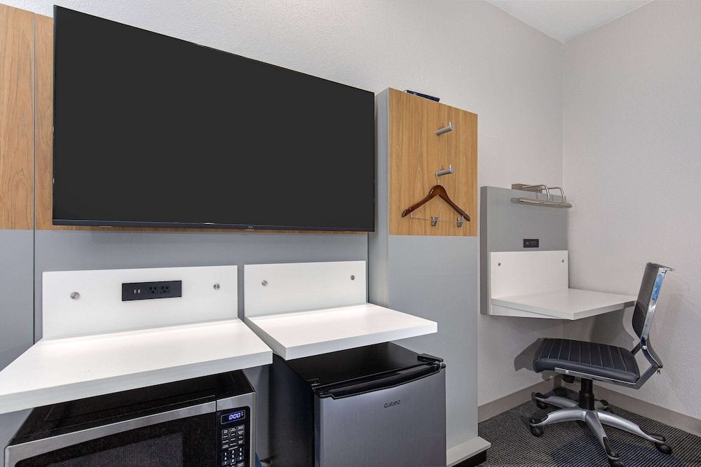 Standard Room, 2 Queen Beds, Accessible - Photo 5