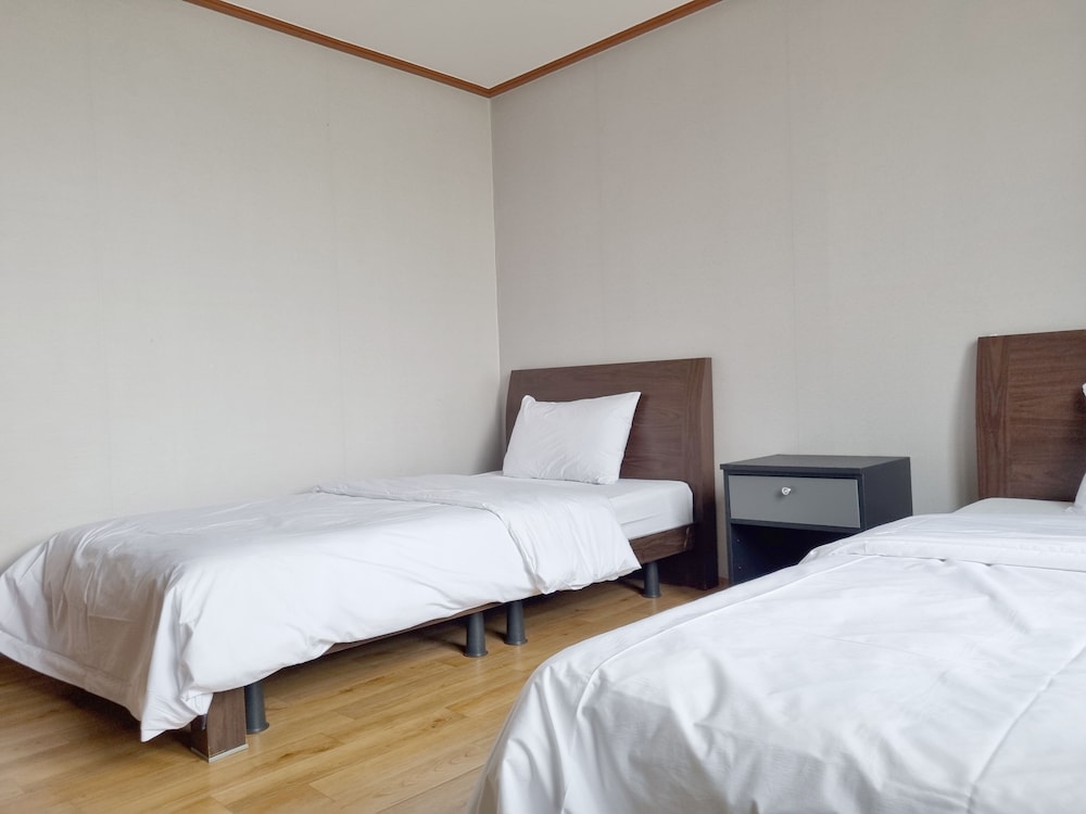 Double Single Room - Photo 15