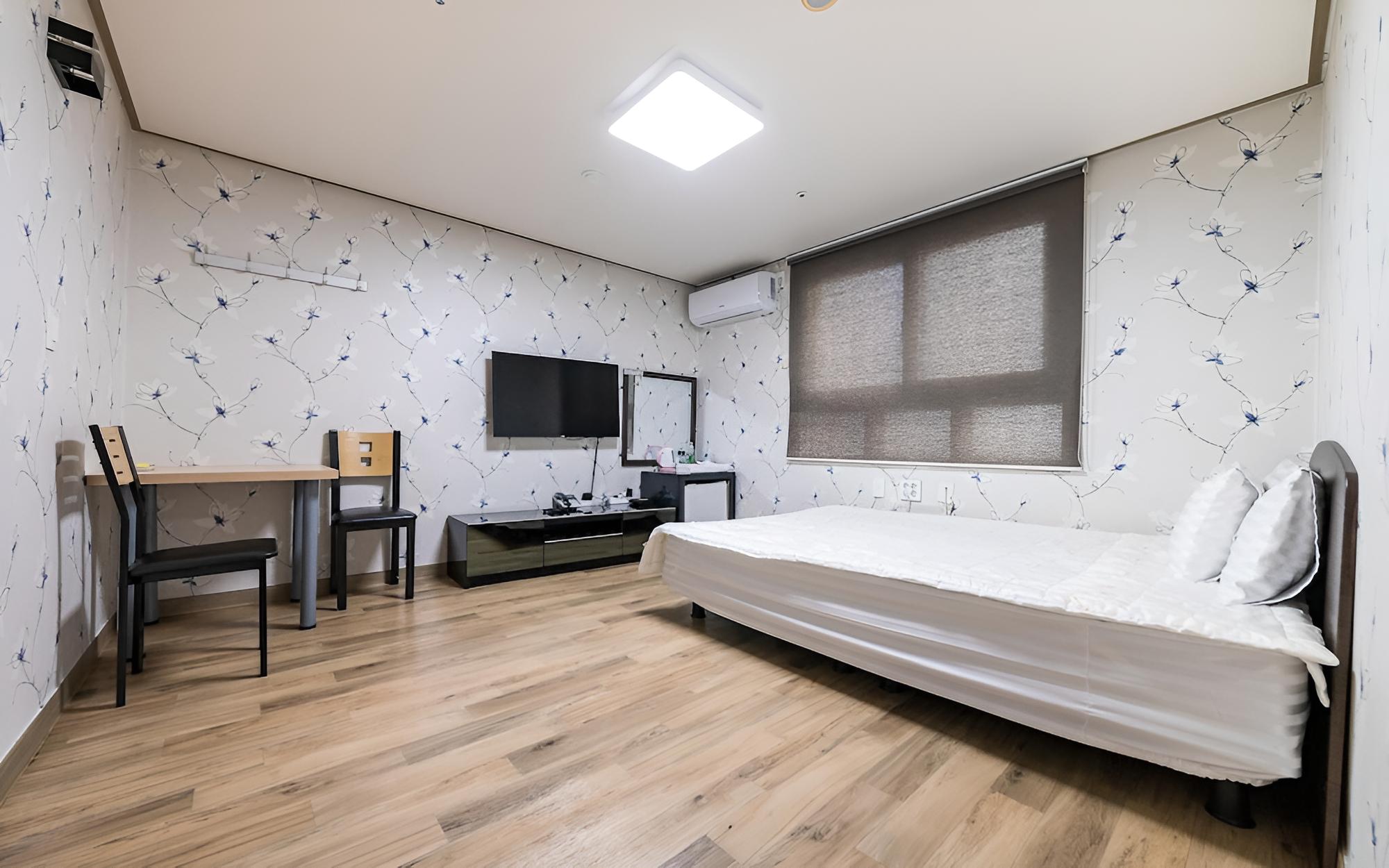 Room (Family Room (Separate Bathroom 2 Quee) - Photo 10