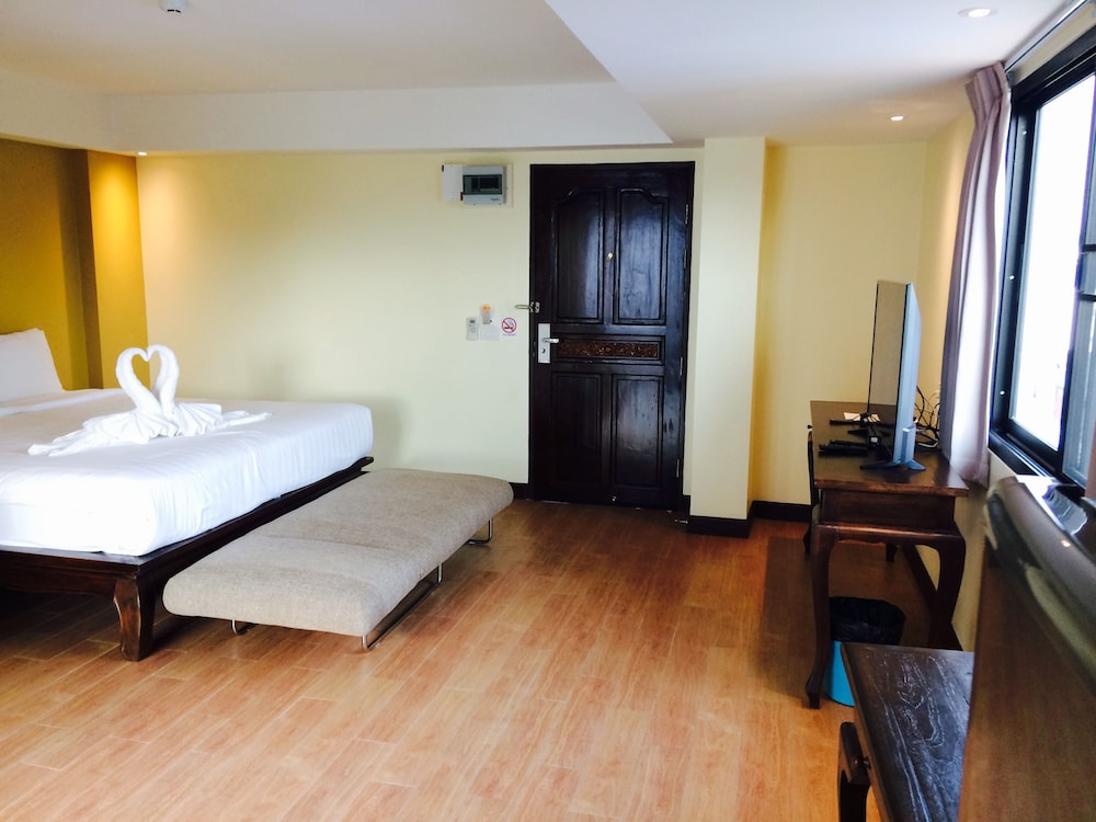 Deluxe Room (with Balcony) photo 2