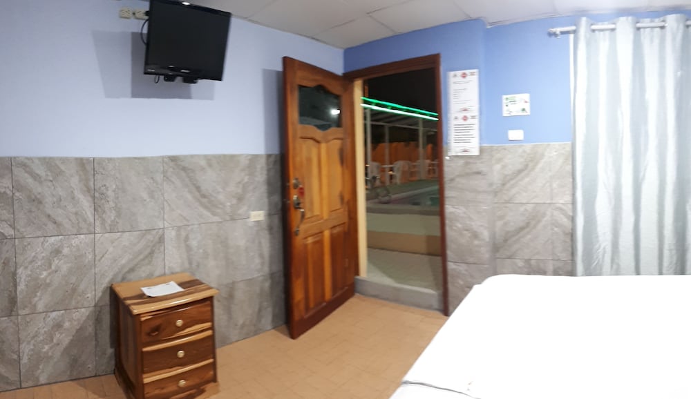 Standard Double Room Single Use, 1 King Bed, Smoking, Pool View photo 3