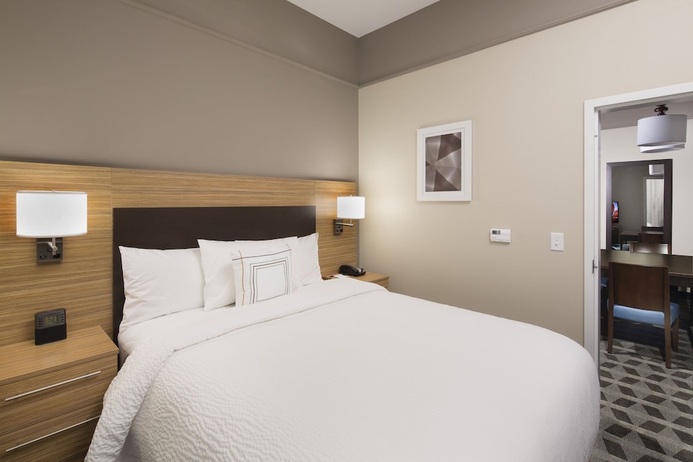 Suite, 2 Bedrooms (Mobility/Hearing Accessible, Tub)