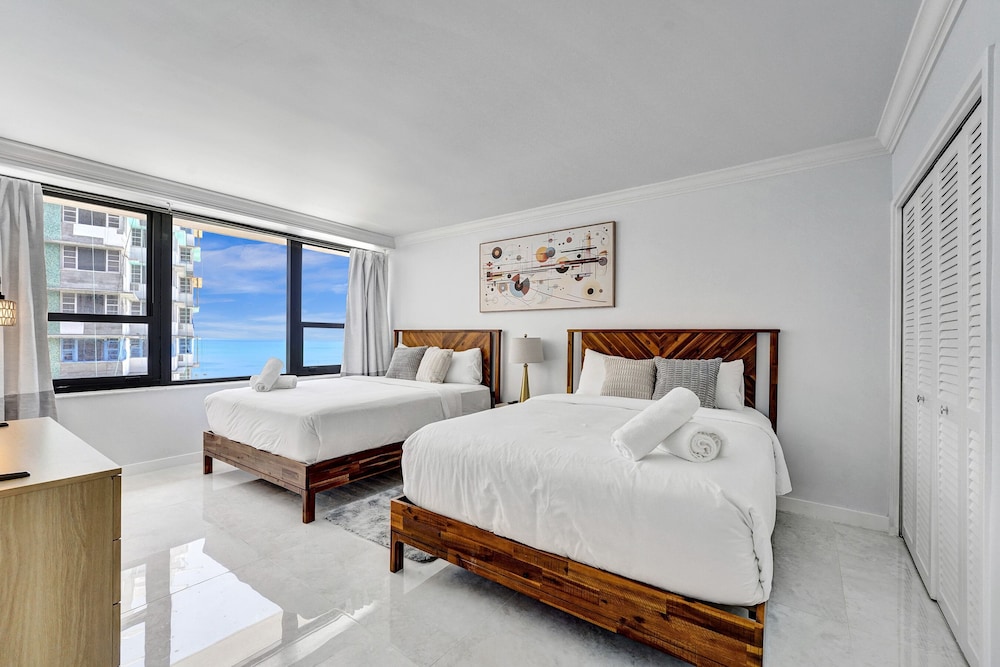 Cozy 2 Bdr Condo With Beach Service 1108