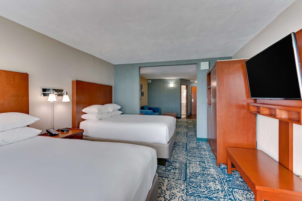 Deluxe Room, Multiple Beds, Refrigerator & Microwave (Sofabed, Hearing Accessible) photo 3