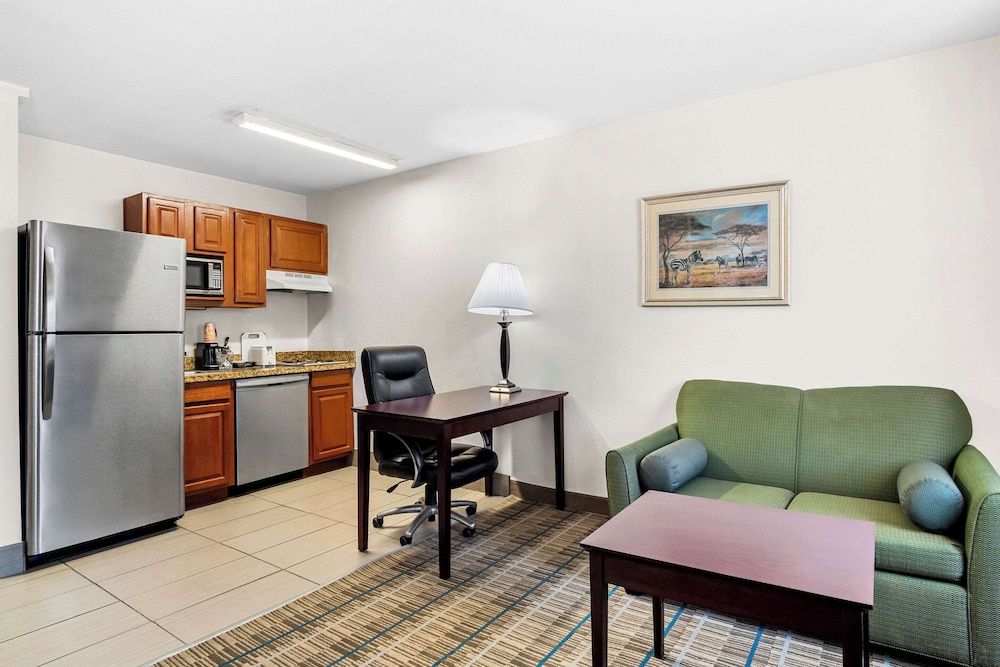 Suite, 1 Queen Bed, Non Smoking - Photo 3