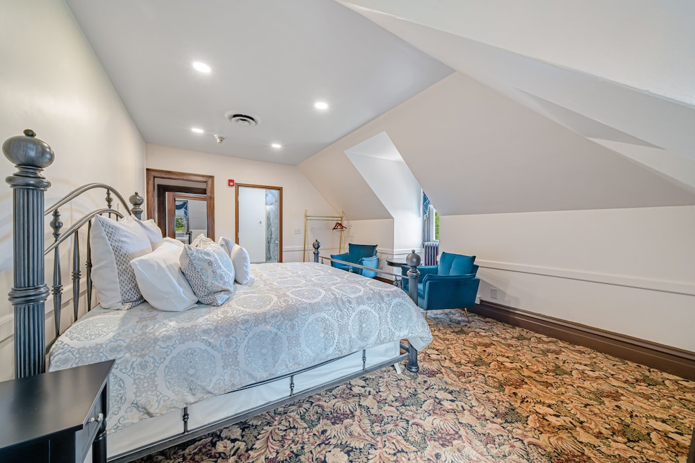 Luxury Suite, 1 King Bed, Non Smoking, Club Lounge Access photo 2