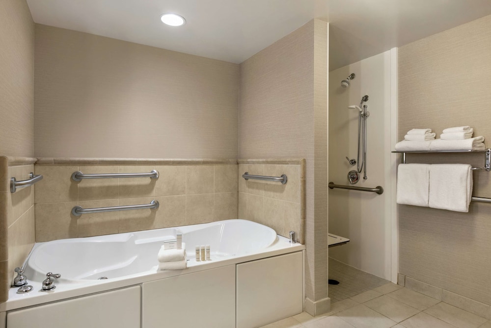 Suite, Accessible, Non Smoking - Photo 5