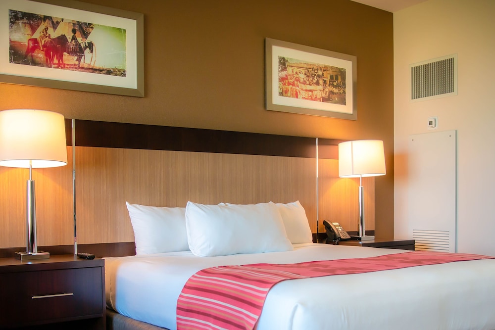 Deluxe Room, 1 King Bed, Mountain View