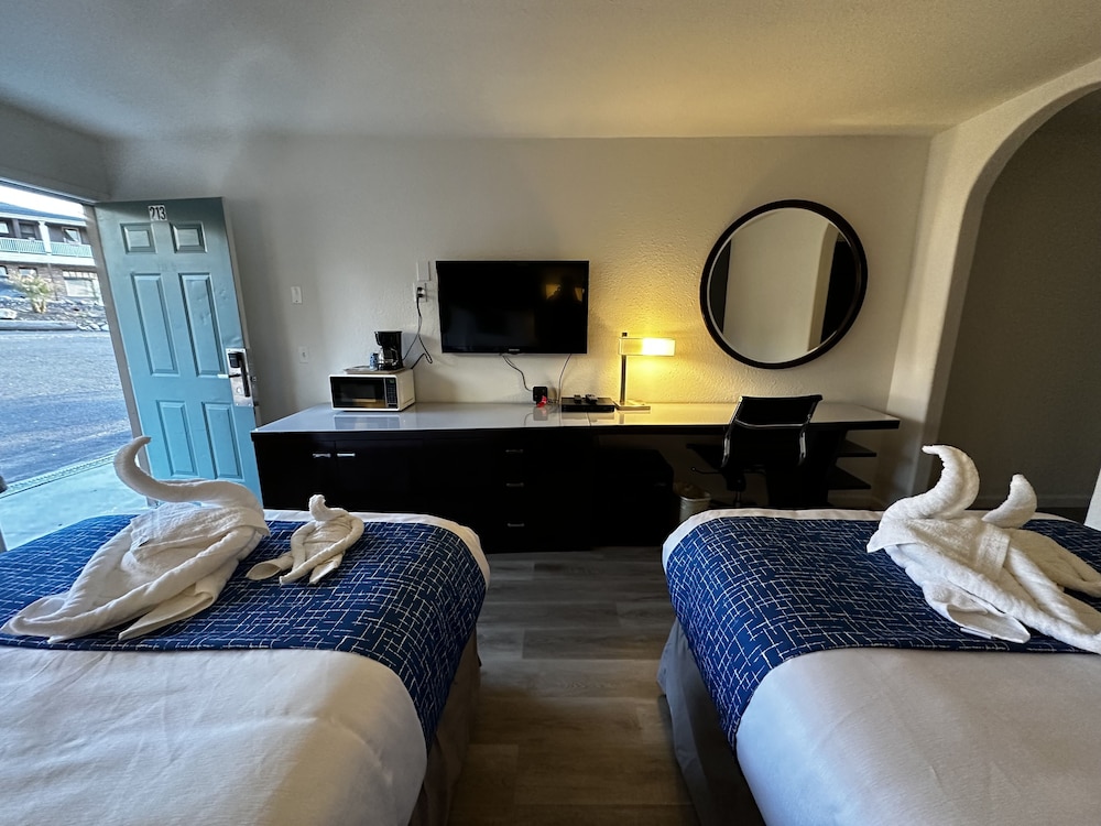 Premium Room, 2 Double Beds, Non Smoking, Refrigerator & Microwave photo 3