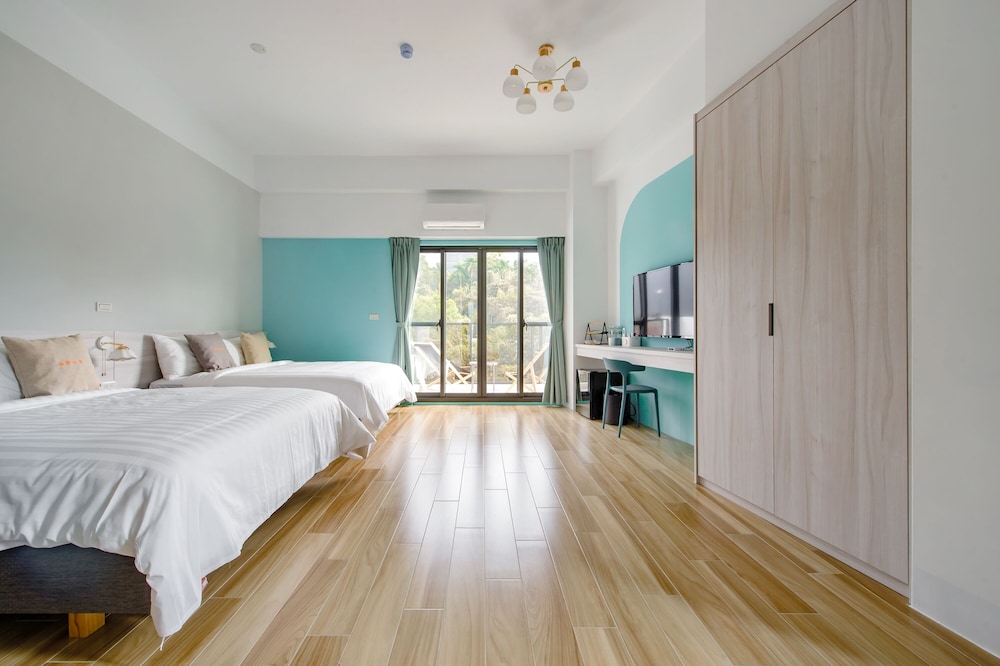 Family Quadruple Room, Bathtub, Lake View photo 1