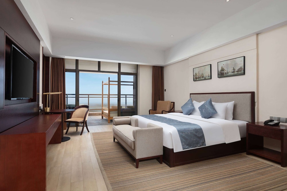 Suite, 1 King Bed, Non Smoking (270° Sea View) photo 1