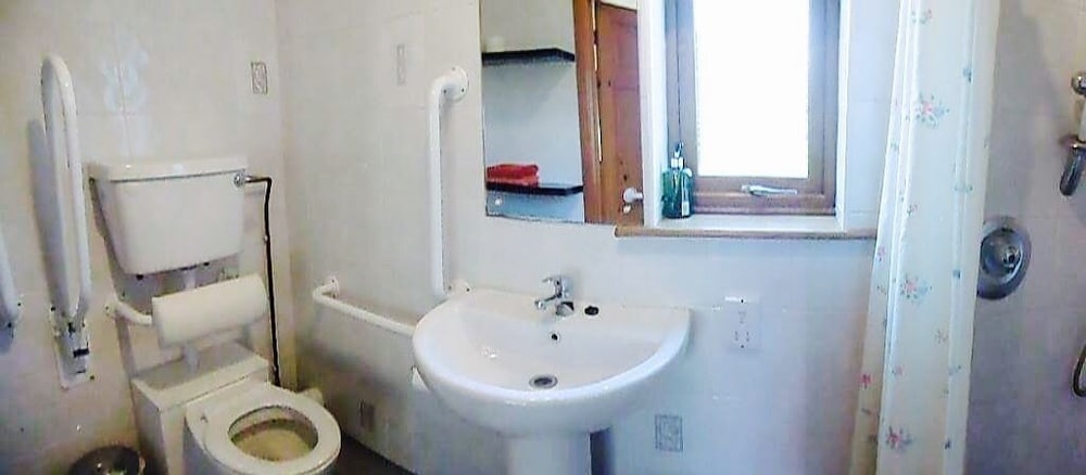 Large Double or Twin Room (Accessible) photo 2
