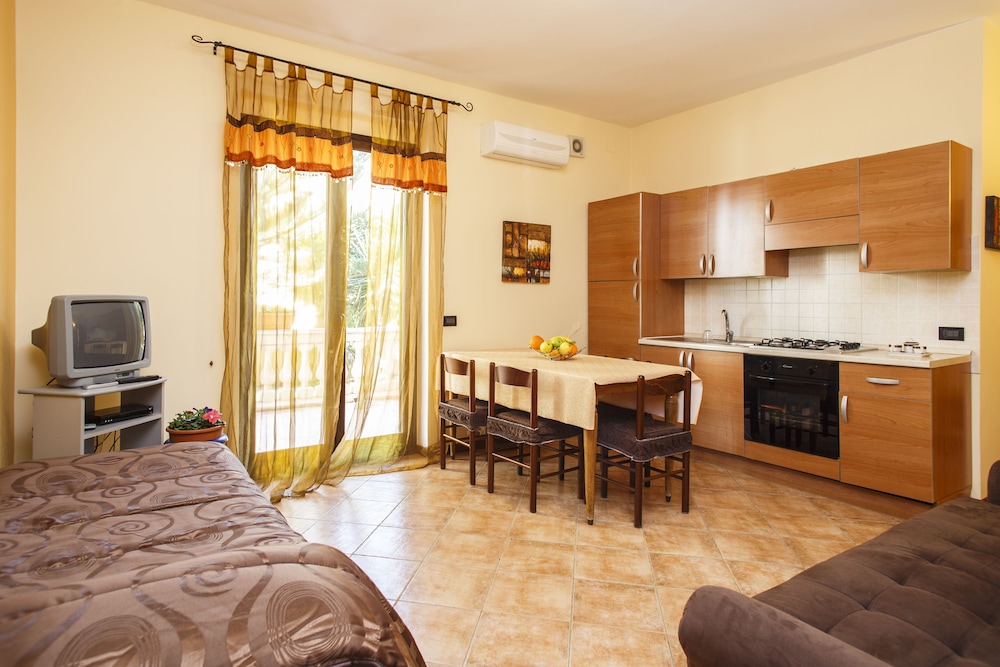 Deluxe Studio Suite, Multiple Beds, Terrace, Garden View