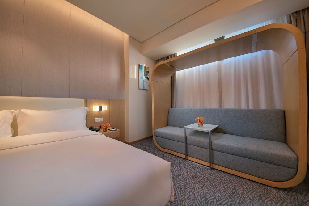 Suite, 1 King Bed, Smoking photo 3