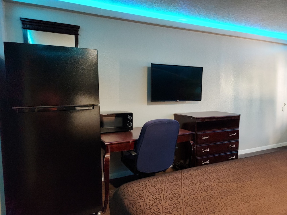 Deluxe Room, 1 King Bed, Smoking, Refrigerator & Microwave - Photo 8