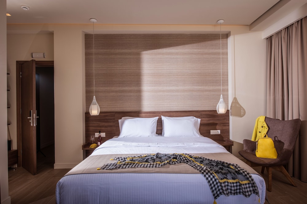 Deluxe Room with Balcony and City View thumbnail 5