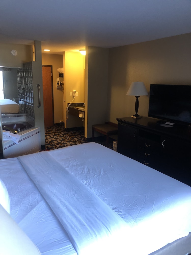 Standard Studio Suite, 1 King Bed, Hot Tub photo 3