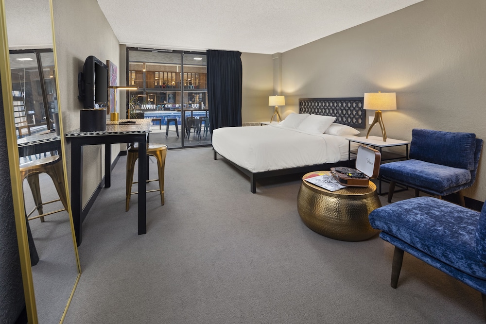 Room, 1 King Bed, Poolside