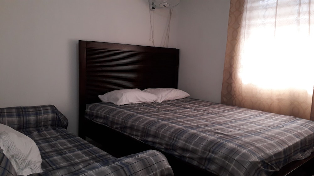 Comfort Room, 1 Queen Bed With Sofa Bed, Non Smoking, Shared Bathroom photo 2