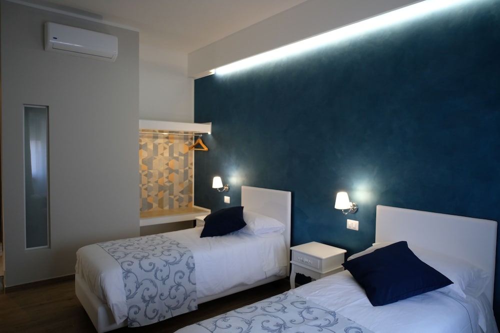 Family Quadruple Room, City View (Zaffiro) photo 3